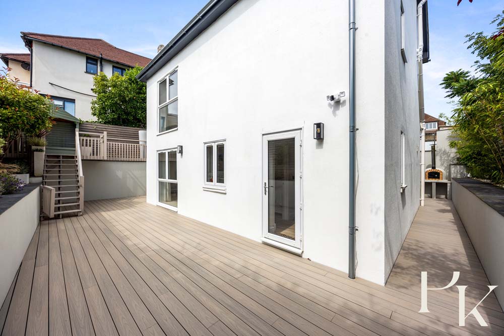 Contemporary outdoor staircase with slatted balustrade 2